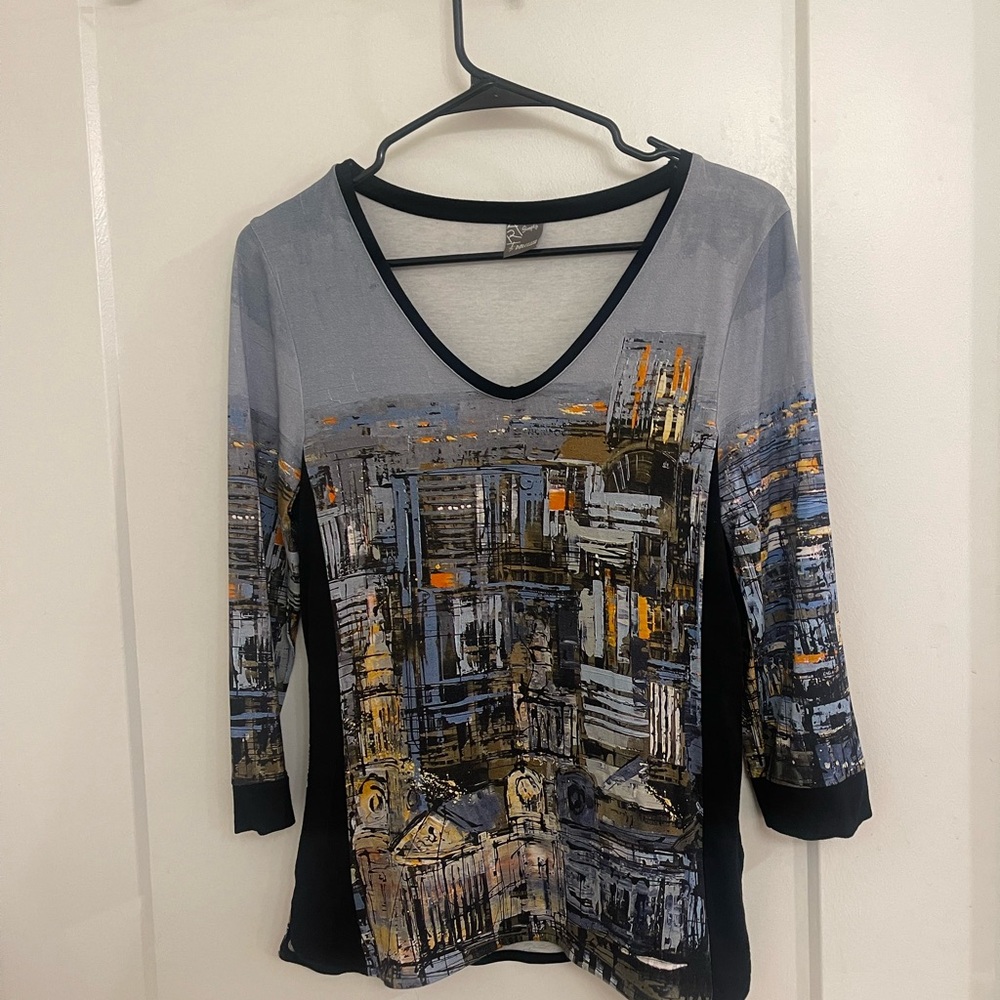 Dolcezza Euro Artsy Women's V-Neck Long Sleeve Top in Gray Black Cityscape Print